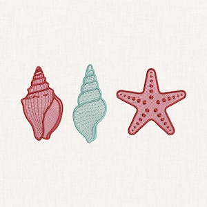Puede incluir: Un diseño de bordado que presenta tres elementos marinos distintos: una concha en espiral rosa, una concha en espiral azul claro y una estrella de mar rosa de cinco puntas. Cada elemento está realizado con puntadas detalladas y bordes definidos.