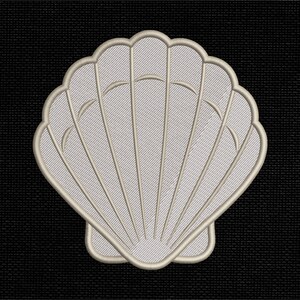 Op de afbeelding: Een geborduurde patch in de vorm van een sint-jakobsschelp. Het ontwerp heeft een lichtgrijze, getextureerde stoffen basis met een donkergrijze gestikte omlijning en verticale ribbeldetails die vanuit de basis naar de geschulpte rand lopen.