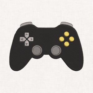 Può includere: Una toppa ricamata di un controller per videogiochi nero con un pad direzionale grigio chiaro a sinistra, quattro pulsanti circolari gialli a destra, due joystick circolari grigio chiaro al centro e due pulsanti dorsali grigio chiaro.