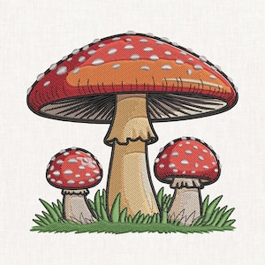 Pode incluir: Um design de bordado apresentando um cogumelo central grande com chapéu vermelho e manchas brancas, ladeado por dois cogumelos menores do mesmo estilo. Os cogumelos têm caules bege e estão situados em um pedaço de grama verde com contornos pretos.