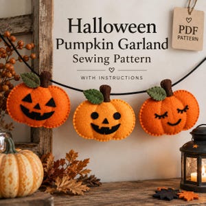Peut inclure: Un patron de couture pour guirlande de citrouilles d'Halloween avec instructions, montrant trois citrouilles en feutrine orange avec des visages en feutrine noire et des feuilles vertes sur une ficelle noire. Une étiquette PDF PATTERN est incluse.