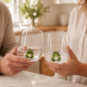 Anpassat glasmuggset med grodpar och miniatyrgrodor, matchande dricksglas