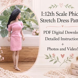 Könnte beinhalten: Ein 1:12 Phicen Stretch-Kleid Schnittmuster als PDF-Download mit detaillierter Anleitung, Fotos und Video. Das Bild zeigt eine Puppe in einem kurzärmeligen, schulterfreien rosa Strickkleid neben Text, der das Schnittmuster beschreibt.