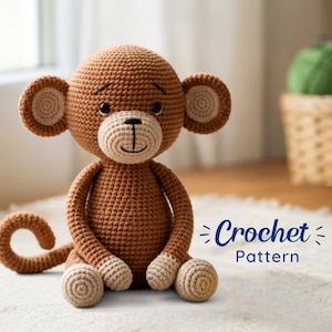 Könnte beinhalten: Ein gehäkeltes Affenspielzeug in Braun und Beige mit rundem Kopf, großen Ohren und einem geringelten Schwanz. Der Affe hat dunkle Augen und einen gestickten Mund. Der Text "Crochet Pattern" steht rechts neben dem Spielzeug auf weißem Grund.