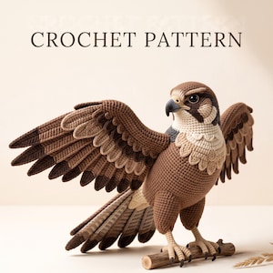 Puede incluir: Un patrón de ganchillo con un halcón amigurumi hecho a mano con hilo marrón, beige y crema. El ave tiene las alas extendidas, un pico oscuro y texturas de plumas detalladas, posado sobre una rama. El texto CROCHET PATTERN es visible.