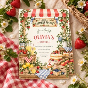 Può includere: Un invito di compleanno rettangolare con una tenda a righe rosse e bianche, un cartello in legno con la scritta LITTLE FARMERS MARKET e il testo per OLIVIA'S 5TH BIRTHDAY. Il design include illustrazioni ad acquerello di fragole e torte.