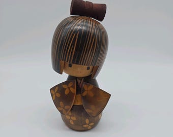 Vintage Japanse Kokeshi-pop, gesigneerd Sosaku Folk Art, meisje met strik en haar met houtnerfpatroon, bloemenkimono