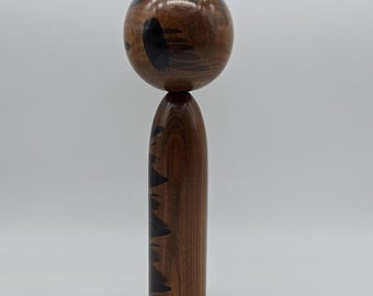 Vintage Japanse Kokeshi-pop, Tsugaru Kokeshi gesigneerd Narita uit Hirosaki, modern en opvallend Sumi-inktontwerp, handbeschilderd houten volkskunstwerk
