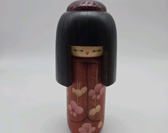 Vintage Japanse Kokeshi-pop, handbeschilderd houten volkskunstwerk, gesigneerd Sosaku 'Haregi' Kimono. Handbeschilderd houten volkskunstwerk