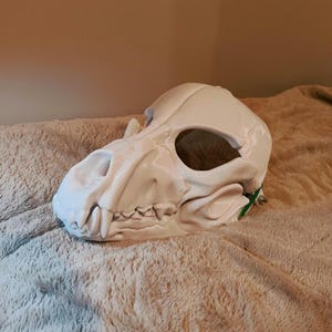 Hundmask med skalle och päls