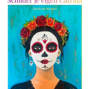 以下が含まれることがあります： カトリーナ風のフェイスメイクを施した人物の絵画。目の周りには赤と黒の花柄、額にはハート、耳にはドクロのイヤリングが描かれています。人物は鮮やかなターコイズブルーの背景を背に、赤とオレンジのバラの冠を被っています。