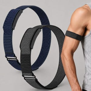 Peut inclure: Deux brassards élastiques réglables, l'un bleu marine et l'autre avec un motif texturé noir et blanc. Chaque bande comporte une boucle coulissante en plastique noir pour le réglage et un clip rectangulaire noir, portés sur un bras.