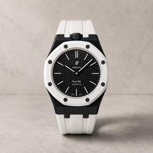 Puede incluir: Un reloj de pulsera con correa blanca y caja negra que presenta un bisel octogonal blanco con ocho tornillos negros. La esfera negra tiene un patrón de rejilla texturizado, marcadores de hora blancos, manecillas blancas y el texto AP, swatch, Royal Rop, HELVETUS.