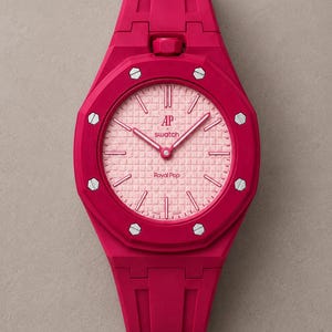 Puede incluir: Un reloj de pulsera magenta vibrante con una esfera de color rosa claro texturizada con un patrón de cuadrícula. La esfera muestra el texto AP, swatch y Royal Pop. Tiene una correa magenta, un bisel asegurado con ocho tornillos hexagonales plateados y marcadores de hora y manecillas plateados.