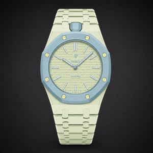 Puede incluir: Un reloj de pulsera amarillo pálido con un bisel octogonal azul claro y una correa de eslabones integrada a juego. La esfera presenta un patrón de cuadrícula texturizado, manecillas plateadas y el texto AP, swatch y Royal Oak impreso.