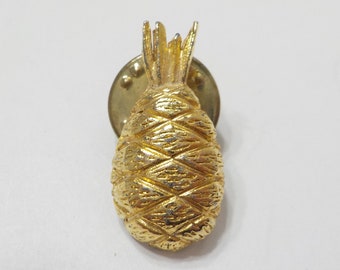 Vintage Gold Tone Pineapple Lapel Pin (7560)