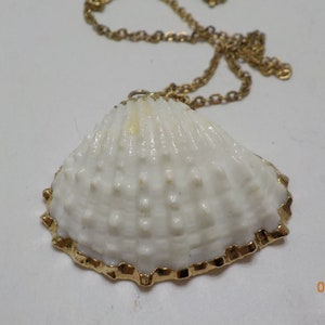 Vintage Sarah Coventry Clam Shell Pendant Necklace 9235 16 Coventry Chain image 1