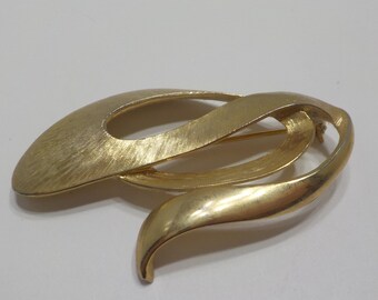 Vintage Smooth & Brushed Gold Tone Swirly Brooch (360)