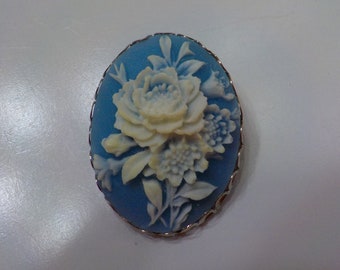 Vintage Resin Bouquet of Flowers Cameo Brooch (2021)