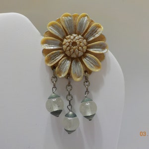 Vintage Daisy Brooch (8623) Three Lucite Dangles