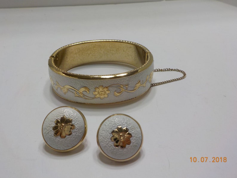 6151 Vintage Floral Cuff Bracelet Demi Parure Bracelet /& Clip Earrings