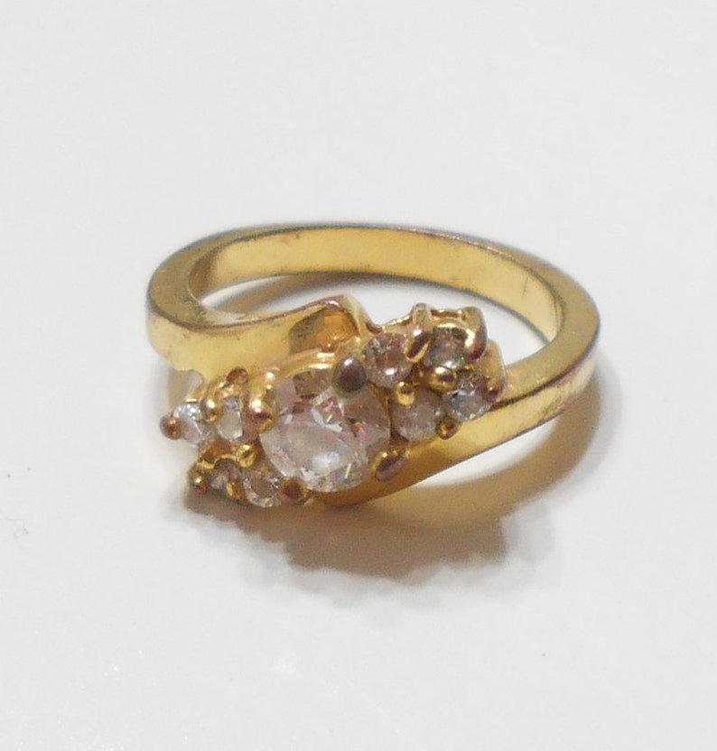 6710 Size 5 Gorgeous Sparkly Gold Tone Ring Loaded With Clear Rhinestones