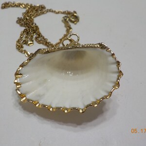 Vintage Sarah Coventry Clam Shell Pendant Necklace 9235 16 Coventry Chain image 4