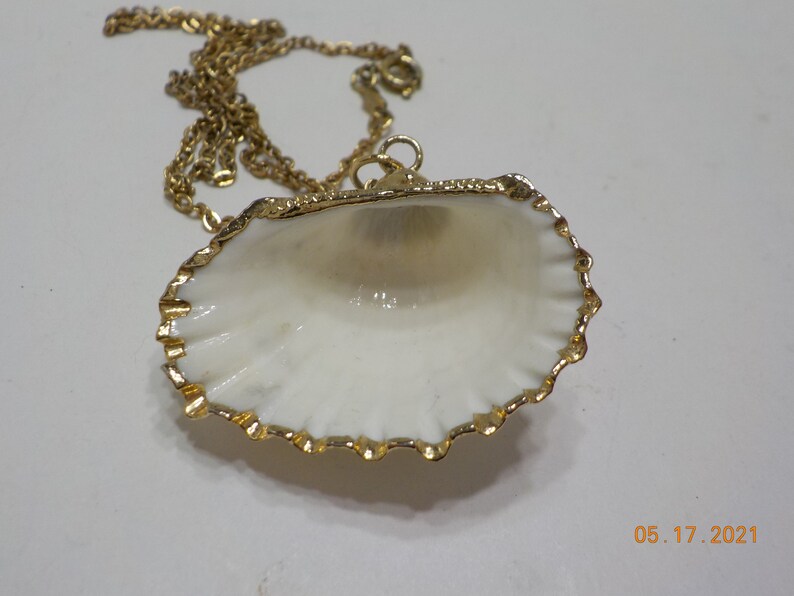 Vintage Sarah Coventry Clam Shell Pendant Necklace 9235 16 Coventry Chain image 4