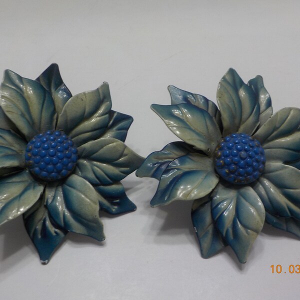 Two Vintage Enamel Daisies (4264) Thumb Tacks