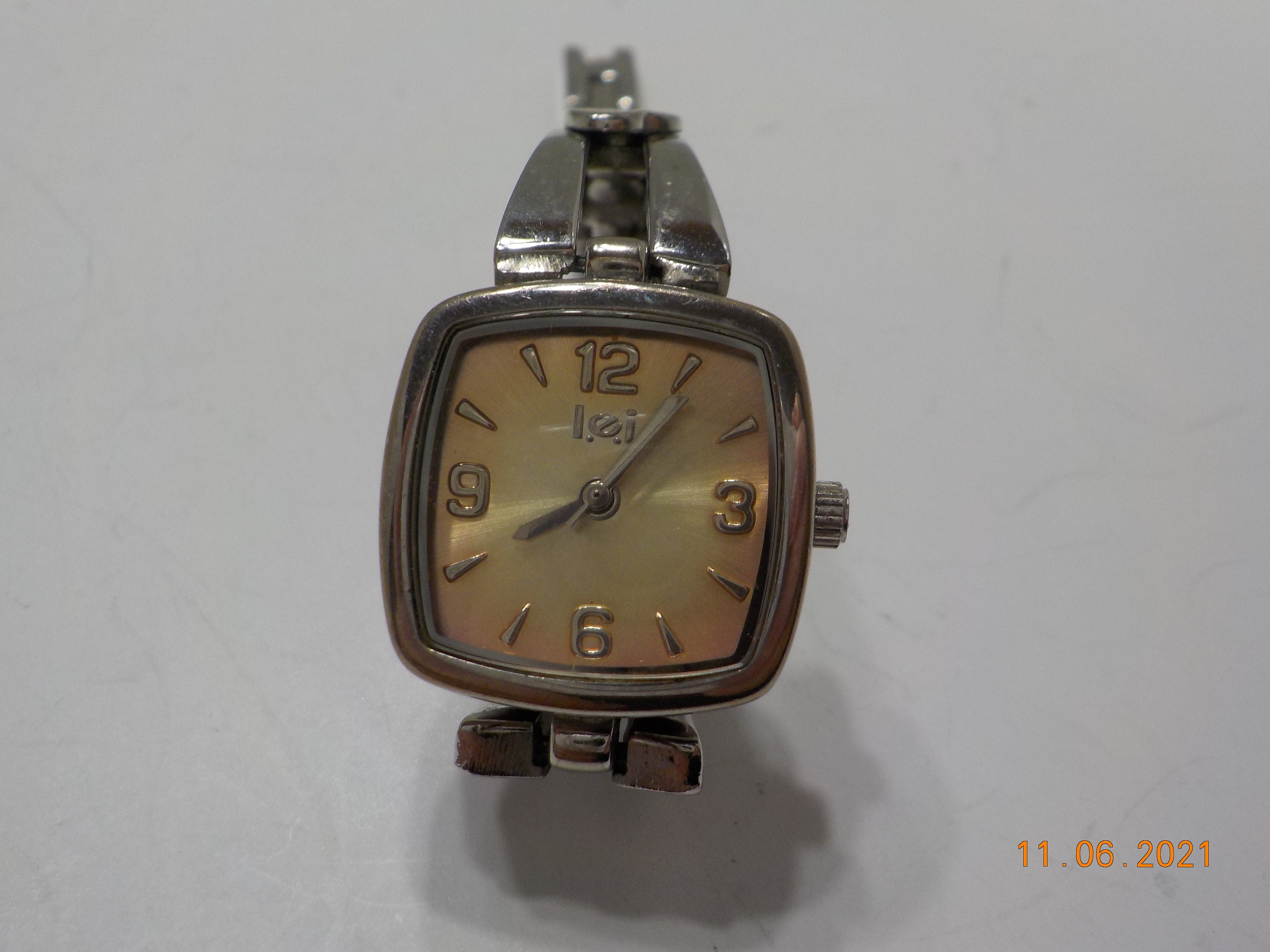 Vintage L.e.i. Ladies Wrist Watch (6692) Two Sparkly Hearts  display picture 1
