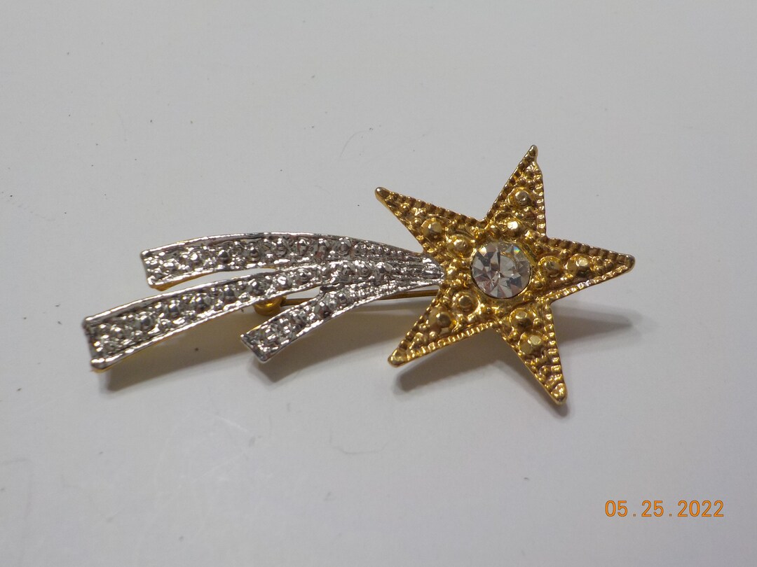 Star brooch pin deals