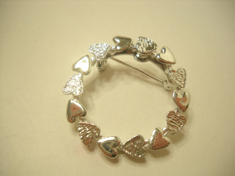 Vintage Gerry/'s Silver Tone Double Hearts Circle Pin 253