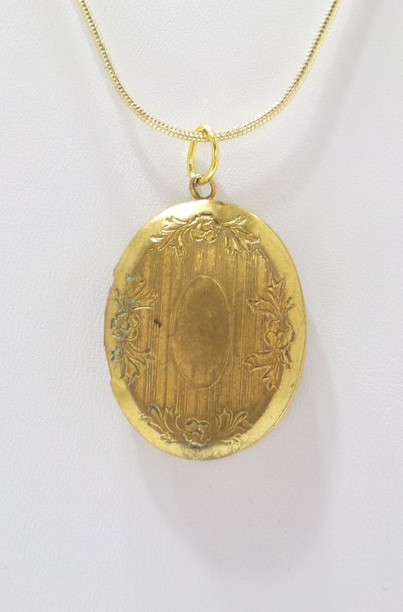 vintage LOCKET pendant 750刻印　K18 Gold Victorian Locket Necklace: Personalized Photo Pendant