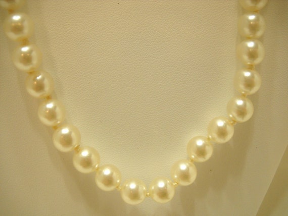 Vintage 17" Faux Pearl Single Strand Necklace (16… - image 2
