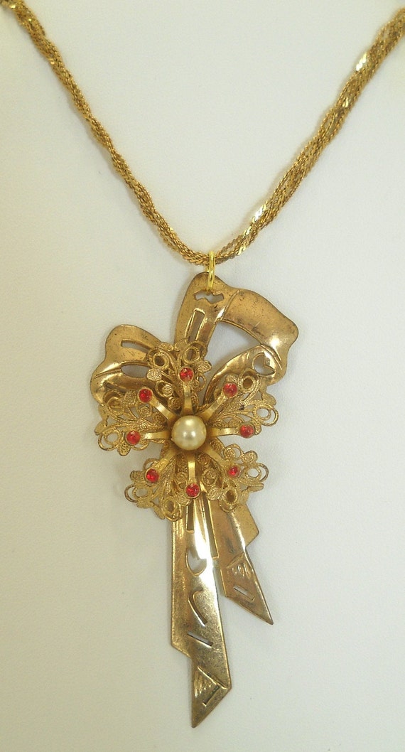 Vintage Gold Tone Ribbon Pendant Necklace Adorned… - image 2
