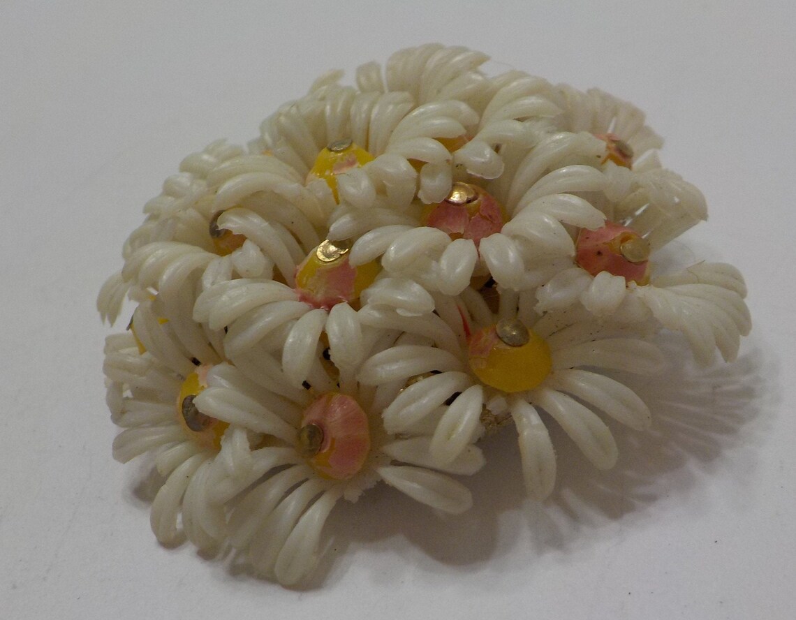 Vintage Plastic Daisies Brooch 8678 Etsy