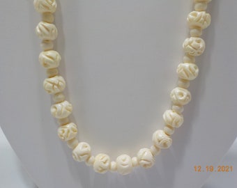 Vintage 21" Plastic Beaded Necklace (7436) Pretty!
