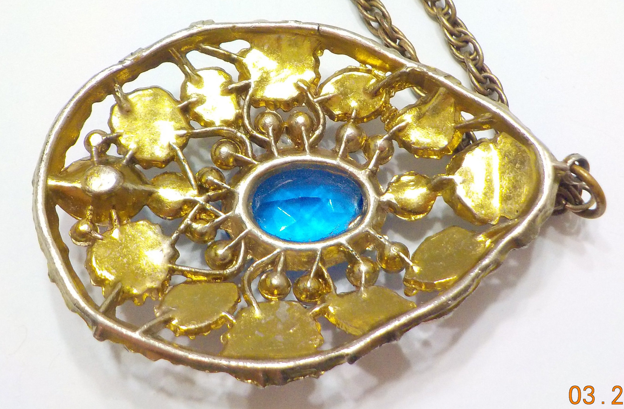 Vintage Teardrop Shaped Floral Pendant Necklace (9167) Blue