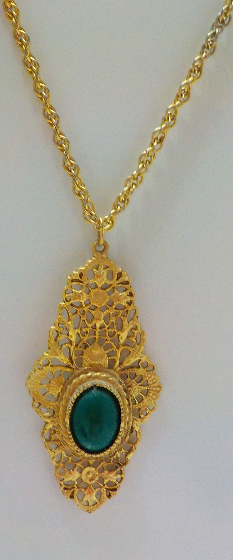 Vintage 24 Faux Jade Pendant Necklace 2049