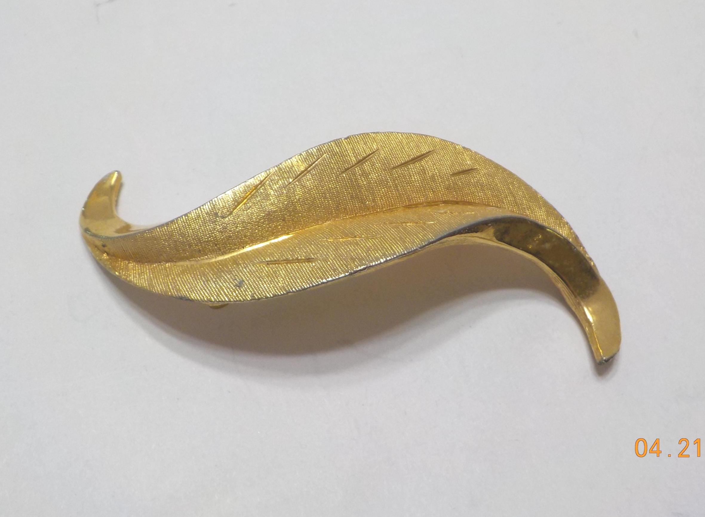 Vintage Kramer Gold Tone Leaf Brooch (4035) Etched Designs