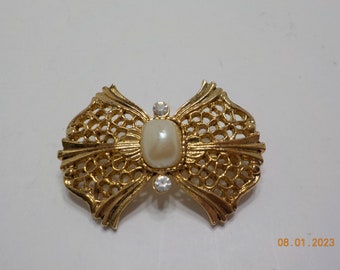 Vintage Gold Tone Brooch (1635) Rhinestones & Faux Pearl