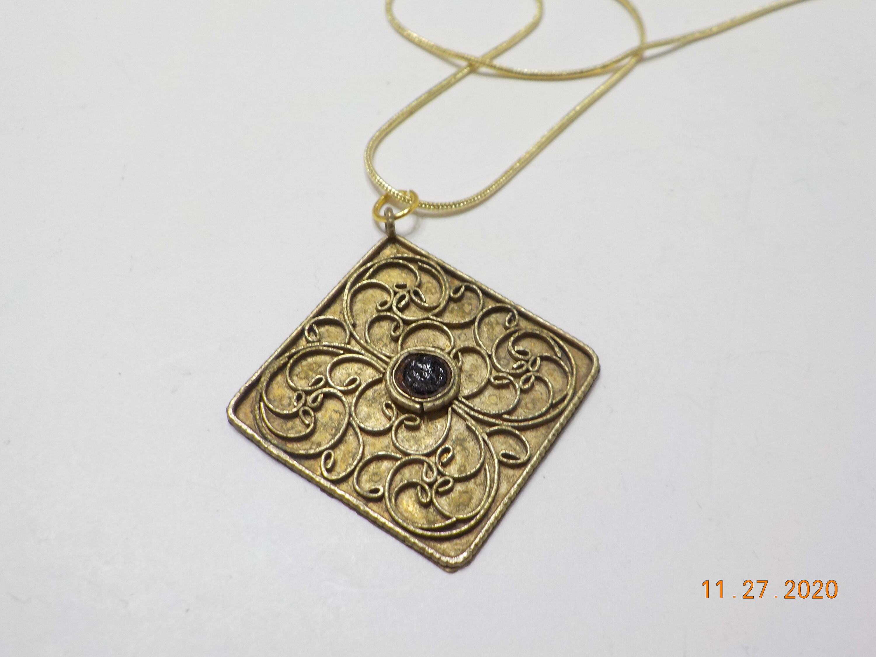 Vintage Gold Tone Funky Diamond-shaped Pendant Necklace (7359