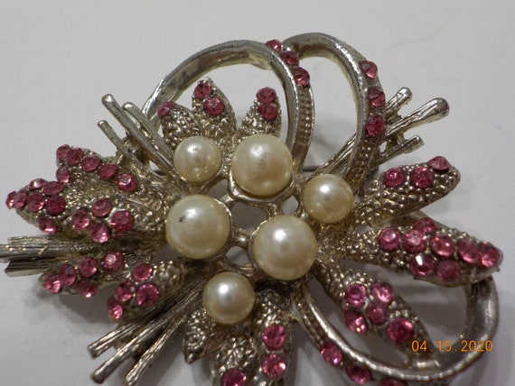 Vintage Pink Rhinestone & Faux Pearl Brooch (1086… - image 3