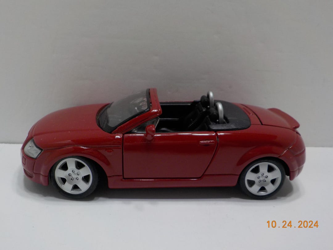 Vintage Maisto Audi TT Roadster 1:24 Scale (24-3) Die Cast. Doors