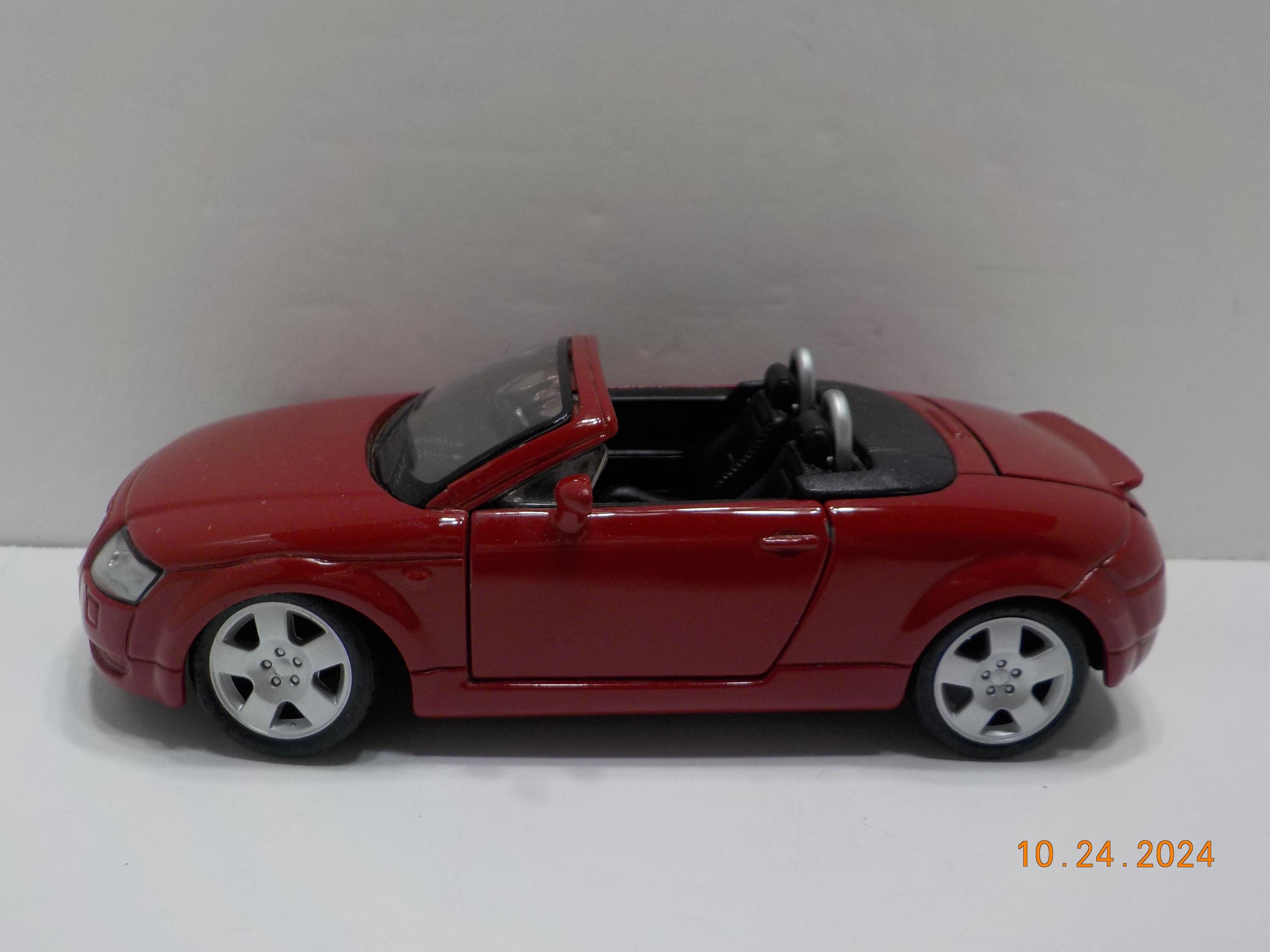 Vintage Maisto Audi TT Roadster 1:24 Scale (24-3) Die Cast. Doors