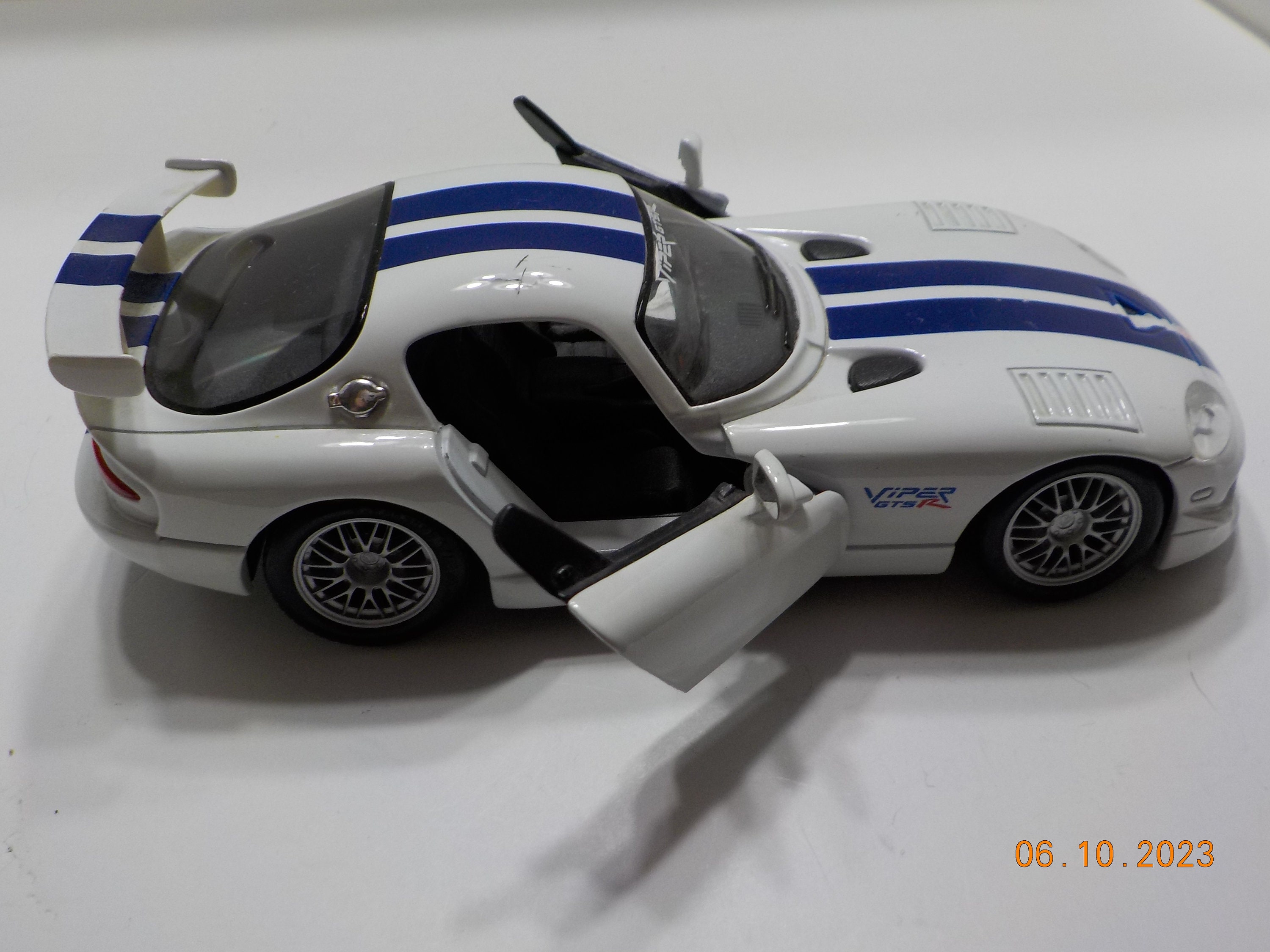 Vintage Maisto Dodge Viper GT2 1:24 Scale (20-3) Die Cast. Doors