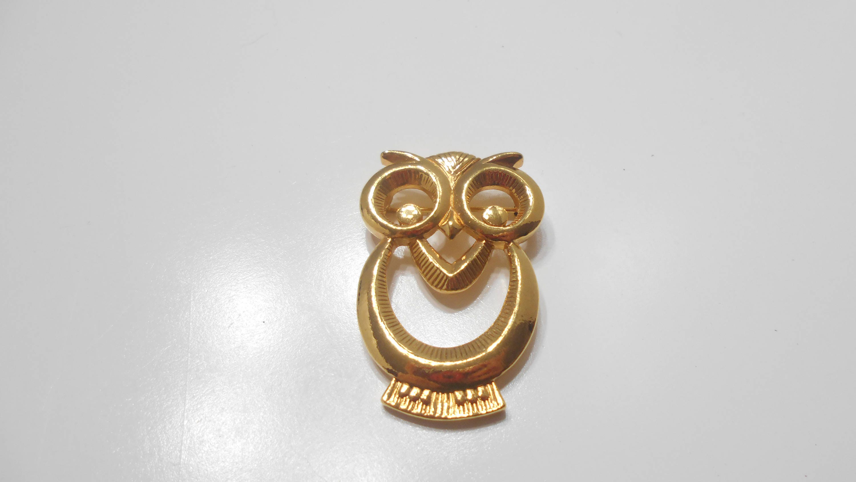 Vintage Gold Tone Wise Old Owl Brooch (7416)