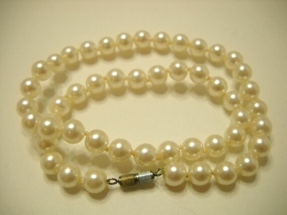 Vintage 17" Faux Pearl Single Strand Necklace (16… - image 3