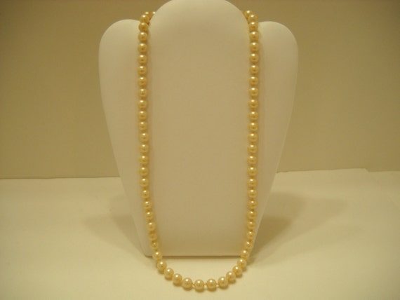Gorgeous 22" Faux Pearl Single Strand Necklace (2… - image 1