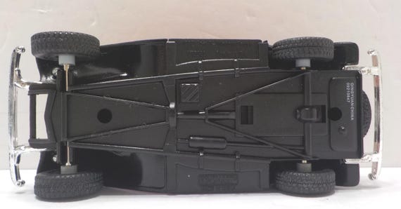 Vintage Kinsmart 1932 Ford 3 (19-2) Window Coupe, 1/34 Scale
